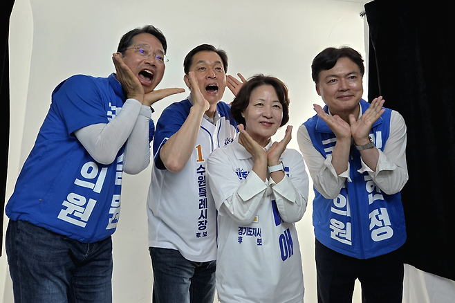 ▲ 추미애 더불어민주당 경기도지사 후보와 이재준(왼쪽 2번째) 수원특례시장 후보, 김승원(맨왼쪽) 더불어민주당 경기도당위원장, 김현정 의원 등이 30일 저녁 수원 행리단길 인생네컷 매장에서 꽃받침 포즈를 취하고 있다. 청년들이 모이는 골목을 찾은 추 후보는 이날 시민들과 만나며 막판 표심 결집에 나섰다./박다예 기자 pdyes@incheonilbo.com