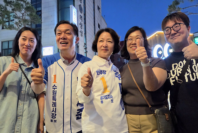 ▲ 추미애 더불어민주당 경기도지사 후보와 이재준 수원특례시장 후보가 30일 저녁 수원 행리단길에서 시민들과 엄지를 들어 보이며 기념촬영을 하고 있다. 시민들은 "사전투표 했어요"라고 말하며 추 후보에게 다가섰고, 추 후보는 악수와 사진 촬영으로 화답했다./박다예 기자 pdyes@incheonilbo.com