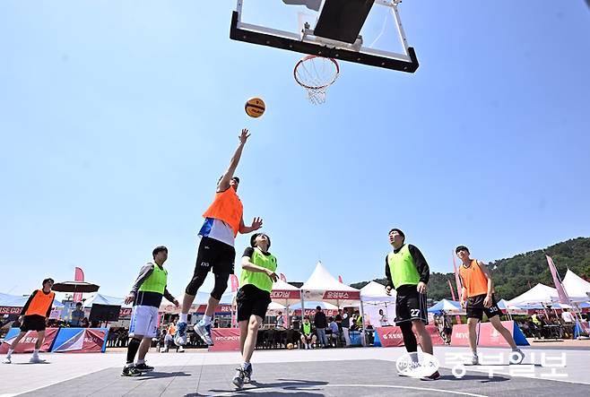 30일 수원 화성행궁 특설코트에서 2026 위너볼 전국 3x3 농구대회 1일차 경기가 진행되고 있다. 김경민기자