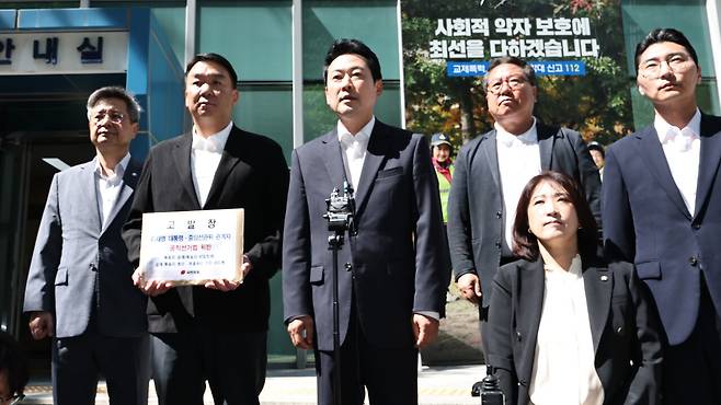 국민의힘 장동혁 상임선거대책위원장과 박준태, 김장겸, 최보윤 의원 등이 30일 서울 종로구 서울경찰청 민원실에 이재명 대통령에 대해 '공직선거법상 투표의 비밀침해죄' 혐의로 고발장 제출에 앞서 발언하고 있다. 연합뉴스