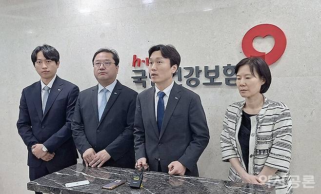 약사회 수가협상단이 30일 오전 6시 이후 건보공단과의 최종 협상을 마무리하고 협상장 밖에서 기자들과 문답을 하고 있다.ⓒ 약사공론 DB