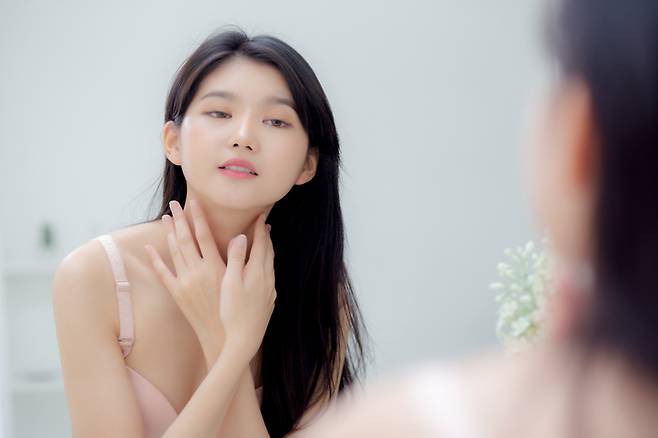 나이에 비해 어려 보이는 사람들은 자외선 차단제 사용 등 피부를 보호하는 데 신경을 많이 쓴다. 사진=게티이미지뱅크