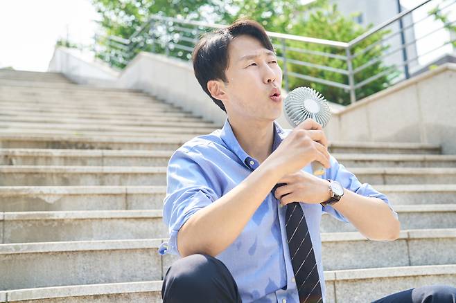 전문가들은 몸의 특정 부위를 집중적으로 식히는 방법이 체온을 더 효과적으로 낮추는 데 도움이 될 수 있다고 조언한다. 사진=게티이미지뱅크