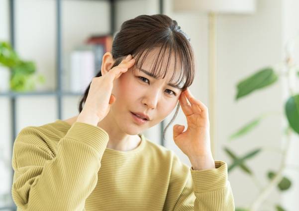 젊은 여성이 욱신거리는 편두통을 호소하고 있다. 평소 커피를 많이 마시는 사람은 병원 입원이나 금식 등으로 카페인 성분의 섭취를 중단할 경우 금단 증상이 편두통으로 나타날 수 있다. 사진=게티이미지뱅크