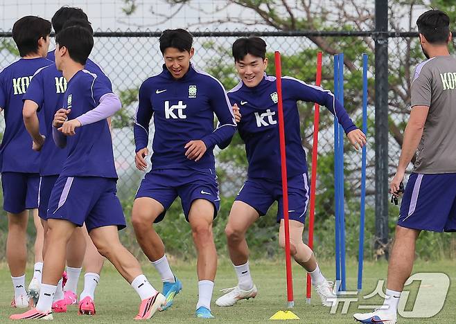 대한민국 축구대표팀 손흥민, 황인범이 29일(현지시간) 미국 유타주 헤리먼에 위치한 자이언스뱅크 트레이닝센터에서 훈련을 하고 있다. 2026.5.30 ⓒ 뉴스1 임세영 기자