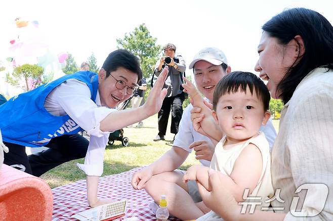 정원오 더불어민주당 서울시장 후보가 30일 서울 성동구 서울숲을 찾아 시민들과 인사를 나누고 있다. 2026.5.30 ⓒ 뉴스1 이호윤 기자
