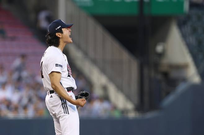 두산 곽빈이 28일 잠실구장에서 열린 2026 KBO리그 정규시즌 KT와 경기에서 6회 수비를 마친 후 포효하고 있다. 사진 | 두산 베어스