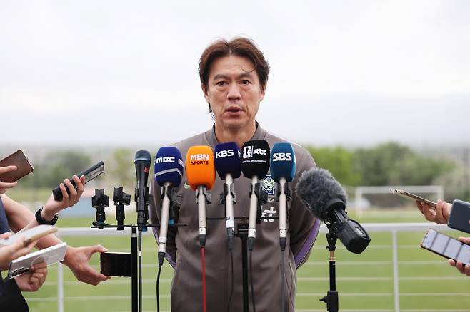 인터뷰하는 홍명보 감독

    (헤리먼[미국 유타주]=연합뉴스) 신준희 기자 = 29일(현지시간) 오후 미국 유타주 헤리먼에 위치한 자이언스뱅크 트레이닝센터에서 축구 국가대표팀 홍명보 감독이 인터뷰를 하고 있다. 2026.5.30

    hama@yna.co.kr

(끝)





<저작권자(c) 연합뉴스, 무단 전재-재배포, AI 학습 및 활용 금지>