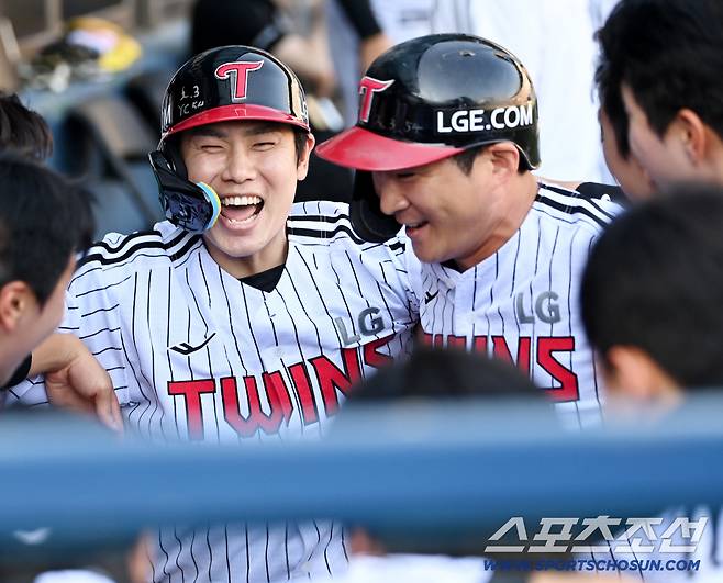 30일 잠실야구장에서 열린 KIA와 LG의 경기. 1회말 2사 1루 오지환이 선제 2점홈런을 치고 더그아웃 동료들과 기쁨을 나누고 있다. 잠실=허상욱 기자wook@sportschosun.com/2026.05.30/