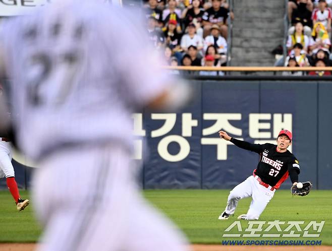 30일 잠실야구장에서 열린 KIA와 LG의 경기. 8회말 2사 1루 김호령이 박동원의 타구에 몸을 날려 잡아내고 있다. 잠실=허상욱 기자wook@sportschosun.com/2026.05.30/