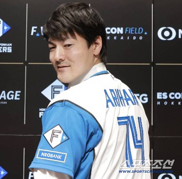아리하라는 지난겨울 니혼햄과 4년-20억엔에 FA 계약을 했다. 사진출처=스포츠호치 SNS