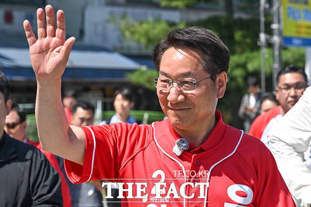 이날 삼산농산물시장을 방문한 유정복 후보가 지지자들을 향해 손인사 하는 모습.