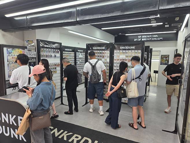 지난 28일 일본 도쿄 아키하바라의 한 포켓몬 카드 트레이드 숍을 찾은 손님들 /도쿄=김동현 특파원