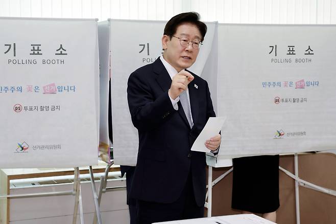 이재명 대통령이 제9회 전국동시지방선거 사전투표 첫날인 29일 서울 종로구 삼청동 주민센터에서 사전 투표 중 기표 도장 관련 문의를 하고 있다. /뉴스1