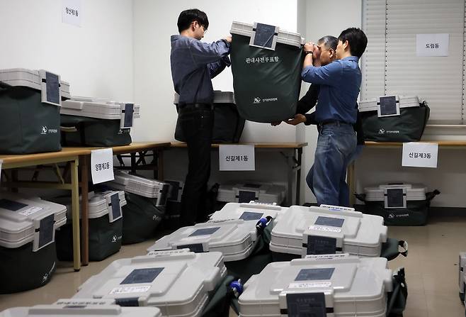 30일 서울 영등포구선거관리위원회에서 사전투표 참관인과 사무원이 6.3지방선거 관내사전투표함을 보관 장소로 옮기고 있다. /뉴스1