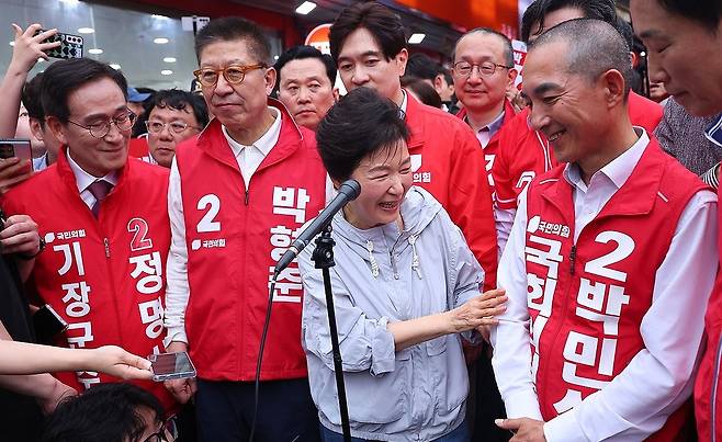 27일 부산 기장군 기장시장을 찾은 박근혜 전 대통령이 언론 인터뷰에서 박민식 부산 북갑 보궐선거 후보를  소개하고 있다.연합뉴스