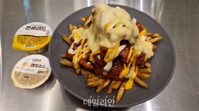 맘스터치의 대표 치킨 라인업 '핫치즈'를 기반으로 출시된 신제품 '핫치즈밤.' ⓒ데일리안 김찬주 기자
