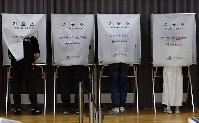 제9회 전국동시지방선거 사전투표 마지막날인 30일 오후 서울 영등포구 여의동주민센터에 마련된 사전투표소에서 시민들이 투표를 하고 있다. 2026.05.30. 뉴시스