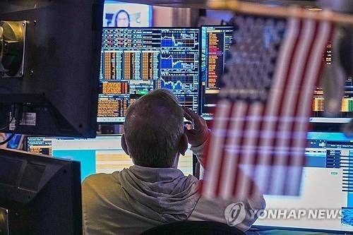 뉴욕 증권거래소의 트레이더. AP=연합뉴스.