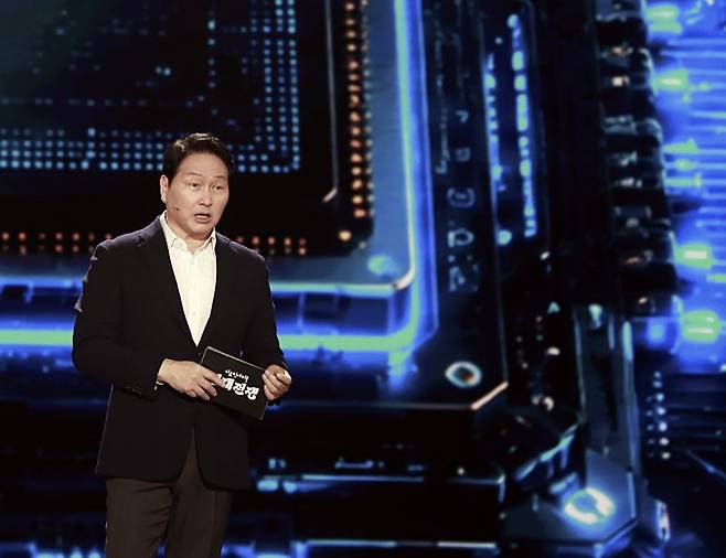 최태원 SK그룹 회장 겸 대한상공회의소 회장이 28일 KBS '다큐 인사이트 - 인재전쟁 2 최태원의 대답'에서 AI 인재상에 대해 강연하고 있다. SK 수펙스추구협의회 제공.