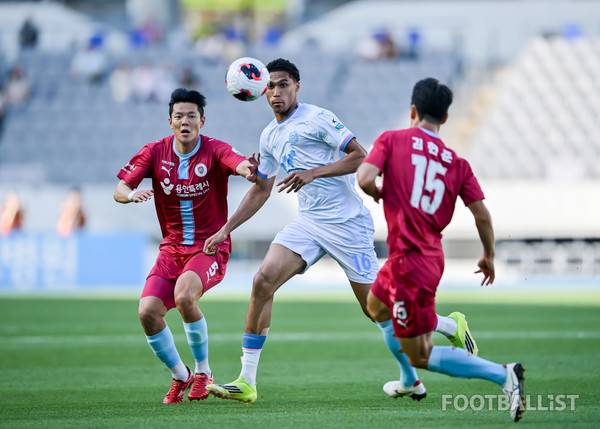 데커스(가운데, 대구FC), 임형진(왼쪽), 김현준(오른쪽, 용인FC). 서형권 기자
