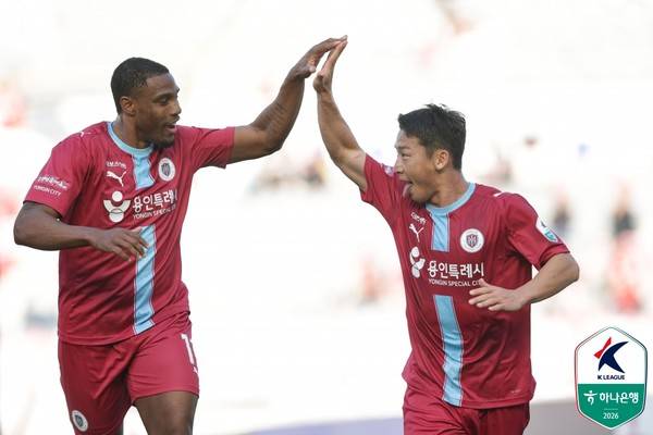 가브리엘과 김민우(오른쪽, 용인FC). 한국프로축구연맹 제공