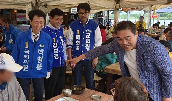 박형룡 후보가 이원종 배우와 함께 선거전을 펼치고 있다 [사진=박형룡 캠프]