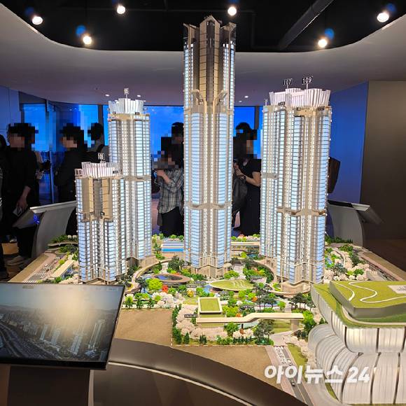 압구정5구역의 현대건설 조합원 홍보관에 마련된 단지 모형도. 2026.05.18 [사진=이효정 기자 ]
