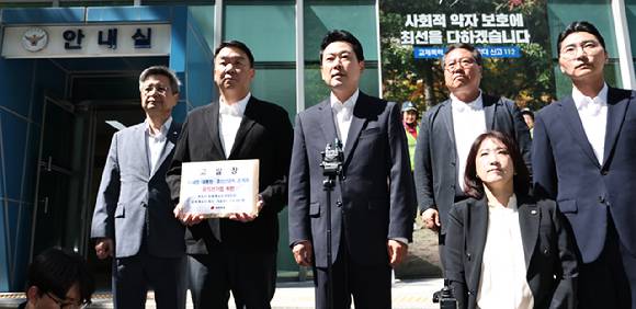 국민의힘 장동혁 상임선거대책위원장과 박준태, 김장겸, 최보윤 의원 등이 30일 서울 종로구 서울경찰청 민원실에 이재명 대통령에 대해 '공직선거법상 투표의 비밀침해죄' 혐의로 고발장 제출에 앞서 발언하고 있다. 2026.5.30 [사진=연합뉴스]