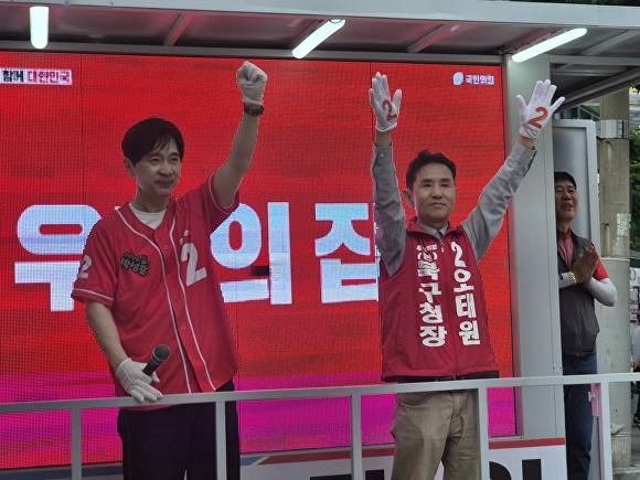 30일 부산 북구 화명동 장미공원에서 열린 오태원 국민의힘 북구청장 집중유세에서 (왼쪽부터) 박성훈 국민의힘 국회의원(부산 북구을)과 오태원 후보가 시민들에게 지지를 호소하고 있다. [사진=박성현 기자]