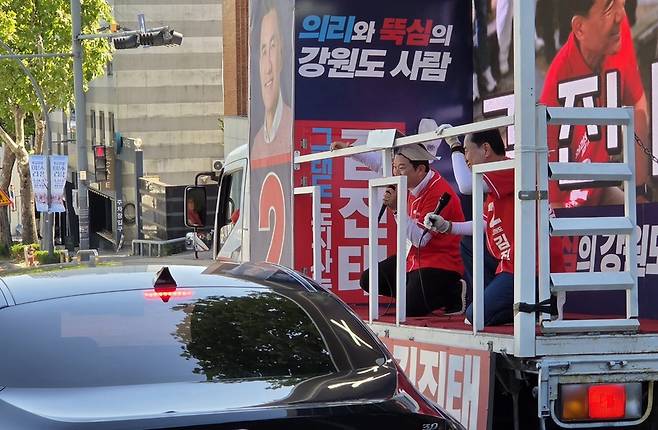 ▲ 춘천 출신 국민의힘 진종오 국회의원과 김진태 강원도지사 후보가 유세 차에 함께 올라 춘천 하이마트 사거리로 이동하며 합동 유세를 펼치고 있다. 김진태 후보 측 제공