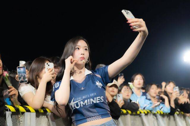 지난 14일 서울대학교 봄축제 루미네스에서 아이돌그룹 트리플에스의 김채연이 관객들과 셀카를 찍고 있다. 서울대 페이스북