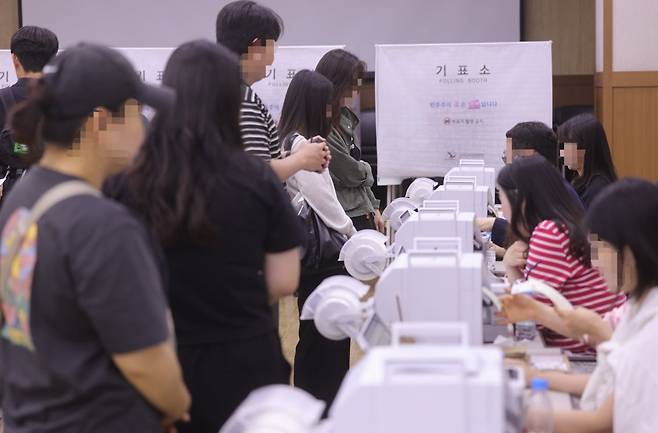 제9회 전국동시지방선거 사전투표 둘째 날인 30일 오후 경남 창원시 성산구 경남연구원에 마련된 사전투표소에서 유권자들이 대기하고 있다. 연합뉴스