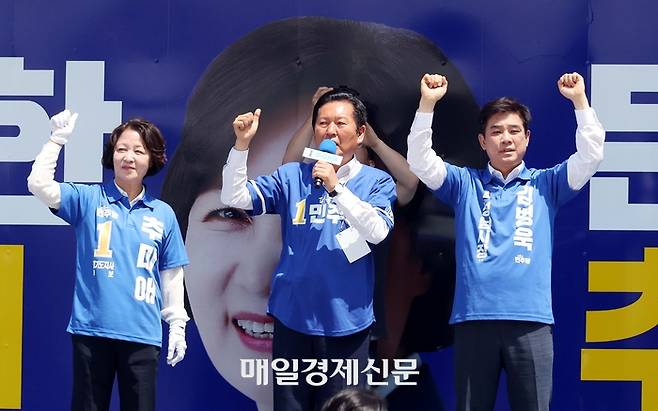 정청래 더불어민주당 대표가 29일 경기 성남 모란시장에서 추미애 경기도지사 후보, 김병욱 성남시장 후보 지지를 호소하고 있다. 김재훈기자