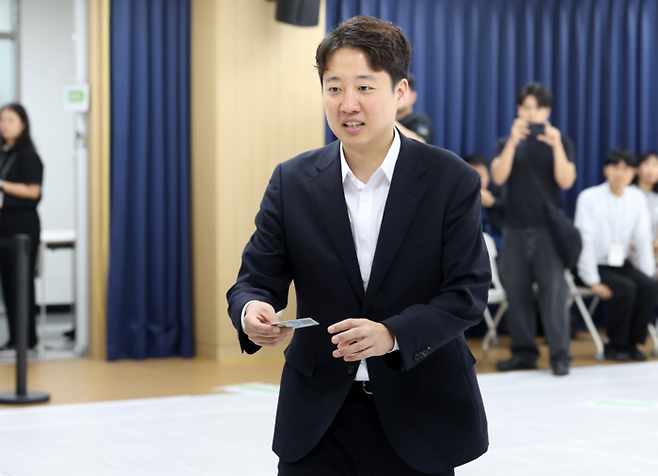 이준석 개혁신당 총괄선대위원장이 제9회 전국동시지방선거 사전투표 첫날인 지난 29일 오전 경기 화성시 동탄구 동탄9동 행정복지센터에 마련된 사전투표소에서 투표하고 있다. 이곳은 이 대표의 지역구다. [뉴시스]