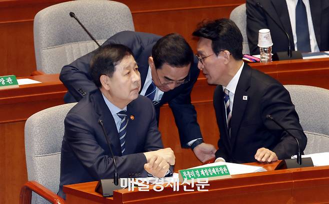 지난 4월 8일 서울 여의도 국회에서 열린 제434회국회(임시회) 예산결산특별위원회 제2차 전체회의에서 김민석 국무총리, 박홍근 기획예산처 장관, 구윤철 부총리 겸 재정경제부 장관이 대화하고 있다. [김재훈 기자]