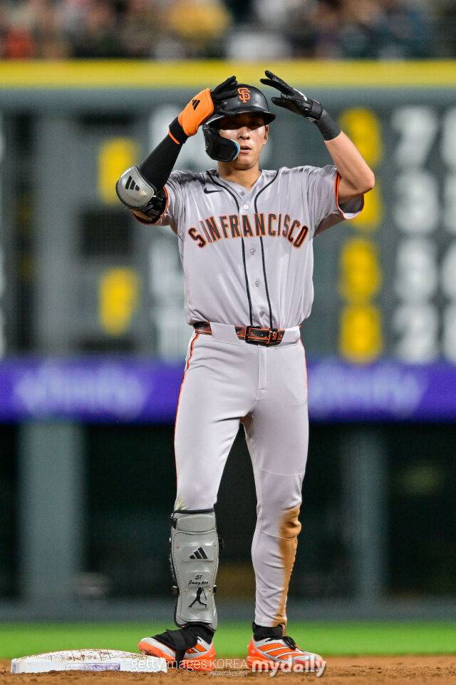 이정후가 30일 콜로라도와 경기에서 안타를 친 후 세리머니 하고 있다. /게티이미지코리아
