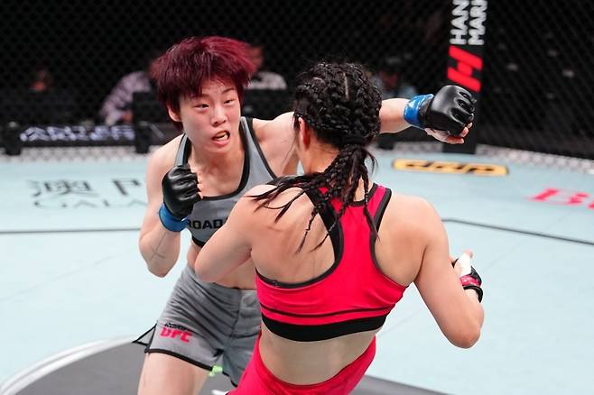 29일 중국 마카오 갤럭시 아레나에서 열린 RTU 시즌 5 대회에서 여성 스트로급 8강전에 나선 박보현(왼쪽)이 중국의 둥화샹에게 ‘러시’하고 있다. [UFC 제공]