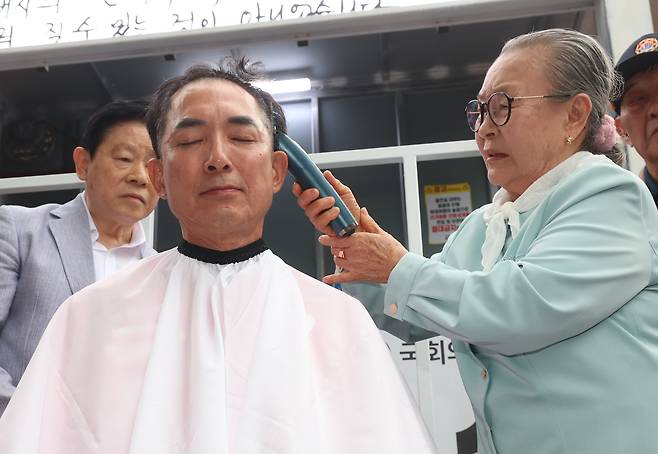 국민의힘 박민식 부산 북갑 보궐선거 후보가 지난 21일 부산 구포시장 쌈지공원에서 열린 출정식에서 삭발하고 있다. [연합]