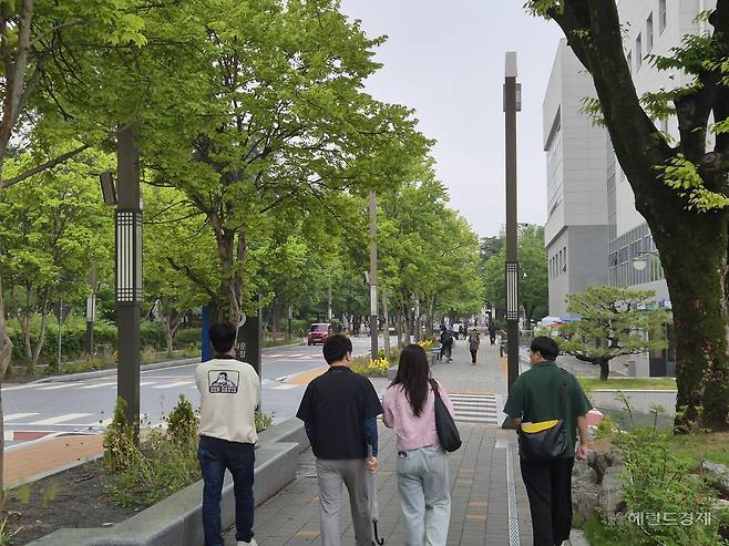 지난 28일 오후 전주 덕진구 전북대학교 캠퍼스에 학생들이 이동하고 있다. 사진=김도윤 기자.