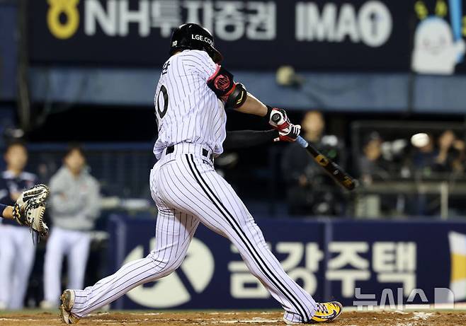 [서울=뉴시스] 이영환 기자 = 6일 오후 서울 송파구 잠실야구장에서 열린 2026 KBO리그 두산 베어스와 LG 트윈스의 경기, 8회말 1사 1루에서 LG 오지환이 2루타를 날리고 있다. 2026.05.06. 20hwan@newsis.com