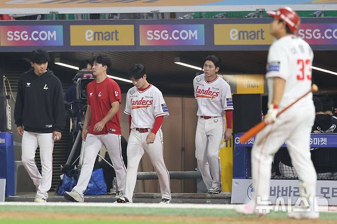 [인천=뉴시스] 권창회 기자 = 28일 인천 미추홀구 인천 SSG 랜더스필드에서 열린 2026 KBO리그 삼성 라이온즈와 SSG 랜더스의 경기, 10-1로 9연패를 당한 SSG 선수들이 아쉬워하고 있다. 2026.05.28. kch0523@newsis.com