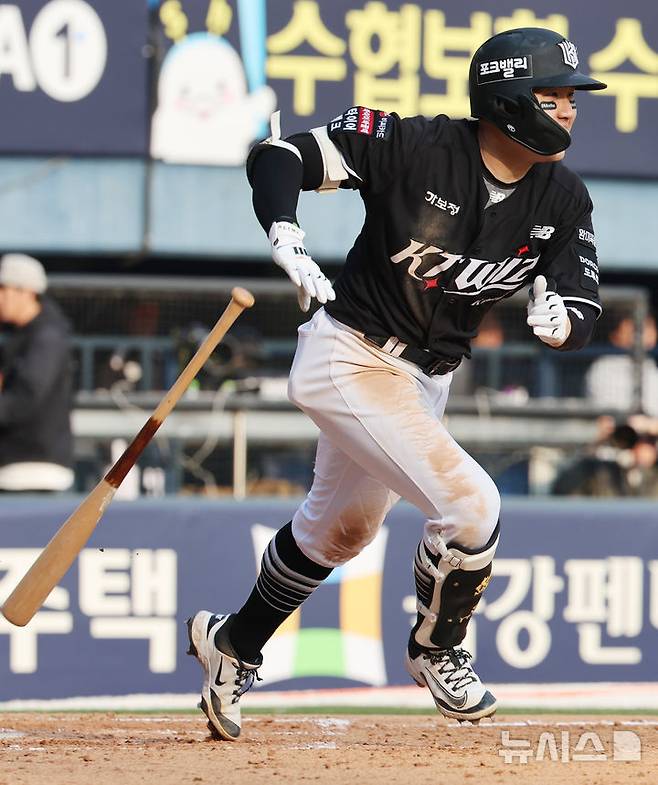 [서울=뉴시스] 박주성 기자 =  29일 오후 서울 송파구 잠실야구장에서 열린 2026 신한 SOL KBO리그 KT 위즈와 LG 트윈스의 경기, 9회초 노아웃 주자 1루에서 KT 최원준이 안타를 치고 있다. 2026.03.29. park7691@newsis.com