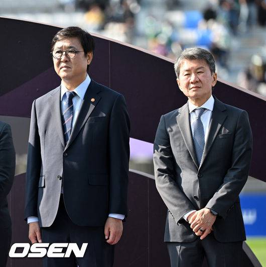 [OSEN=수원, 이대선 기자] 우승컵도, 100만 달러(약 15억 원) 우승 상금도 북한 내고향여자축구단 차지가 됐다. 논란 속 한국에서 열린 결승전에서 내고향은 일본 도쿄 베르디 벨레자를 꺾고 아시아 정상에 올랐다. 경기장 분위기 역시 마지막까지 씁쓸함을 남겼다.내고향은 23일 오후 수원종합운동장에서 열린 2025-2026 아시아축구연맹(AFC) 여자 챔피언스리그(AWCL) 결승전에서 도쿄 베르디를 1-0으로 꺾고 우승을 차지했다. 이날 공식 관중은 2670명이었다.경기 종료 후 최휘영 문화체육관광부 장관, 정몽규 대한축구협회 회장이 시상식에 참석하고 있다. 2026.05.23 /sunday@osen.co.kr