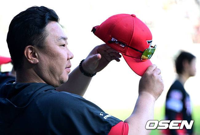 [OSEN=잠실, 최규한 기자] 14일 서울 잠실야구장에서 ‘2026 신한 SOL Bank KBO리그’ LG 트윈스와 KIA 타이거즈의 경기가 열렸다.홈팀 LG는 라클란 웰스, 방문팀 KIA는 이의리를 선발로 내세웠다.KIA 이범호 감독이 경기 시작을 준비하고 있다. 2026.05.29 / dreamer@osen.co.kr