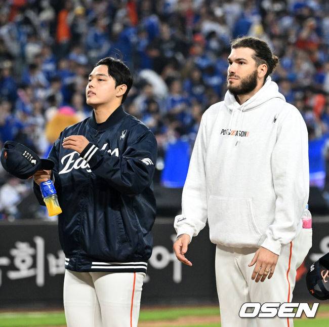 [OSEN=대전, 이대선 기자] 프로야구 한화 이글스가 첫 판을 승리하고, 한국시리즈 진출 확률 76.5%를 잡았다. 한화는 18일 대전 한화생명볼파크에서 열린 2025 KBO리그 플레이오프(5전 3선승제) 1차전 삼성 라이온즈와 경기에서 9-8 재역전 승리를 거뒀다.경기 종료 후 한화 문동주와 폰세가 관중석을 향해 인사를 하고 있다. 2025.10.18 /sunday@osen.co.kr