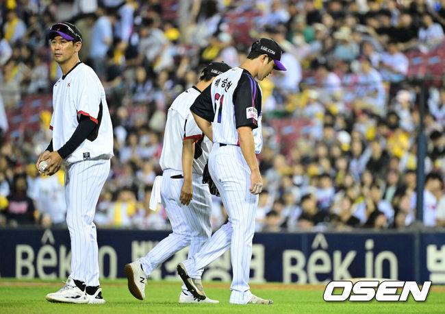 [OSEN=잠실, 최규한 기자] 29일 서울 잠실야구장에서 ‘2026 신한 SOL Bank KBO리그’ LG 트윈스와 KIA 타이거즈의 경기가 열렸다.홈팀 LG는 라클란 웰스, 방문팀 KIA는 이의리를 선발로 내세웠다.9회초 마운드에 오른 LG 백승현이 투구 중 불편함을 느낀 뒤 교체되고 있다. 2026.05.29 / dreamer@osen.co.kr