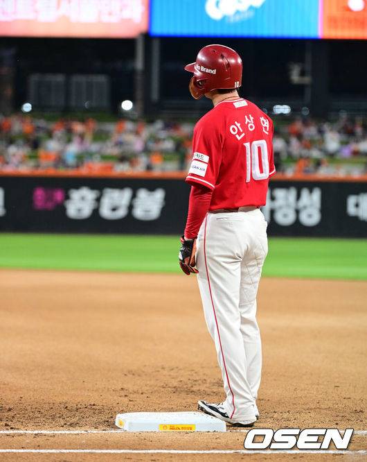 [OSEN=대전, 지형준 기자] 29일 대전 한화생명 볼파크에서 2026 신한 SOL KBO리그 한화 이글스와 SSG 랜더스의 경기가 열렸다.한화는 화이트, SSG은 최원준을 선발로 내세웠다.&nbsp;6회초 1사 1루에서 SSG 안상현이 견제 아웃을 당하며 아쉬워하고 있다. 2026.05.29&nbsp;/ jpnews@osen.co.kr