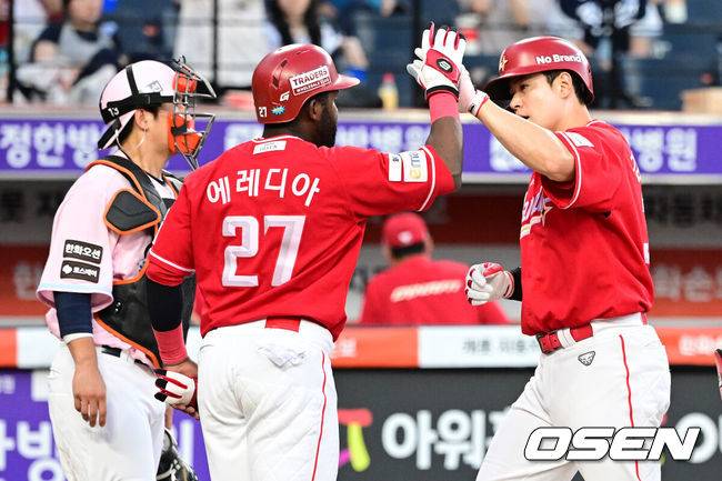 [OSEN=대전, 지형준 기자] 30일 대전 한화생명 볼파크에서 2026 신한 SOL KBO리그 한화 이글스와 SSG 랜더스의 경기가 열렸다.한화는 류현진, SSG은 김건우를 선발로 내세웠다.&nbsp;6회초 무사 1루에서 SSG 김재환이 우월 투런포를 날리며 에레디아와 기뻐하고 있다. 2026.05.30&nbsp;/ jpnews@osen.co.kr
