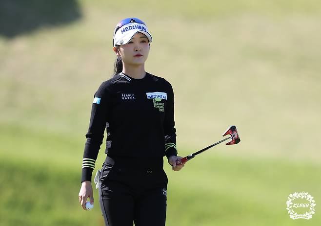 퍼팅 후 이동하고 있는 이예원.  사진 제공=KLPGA
